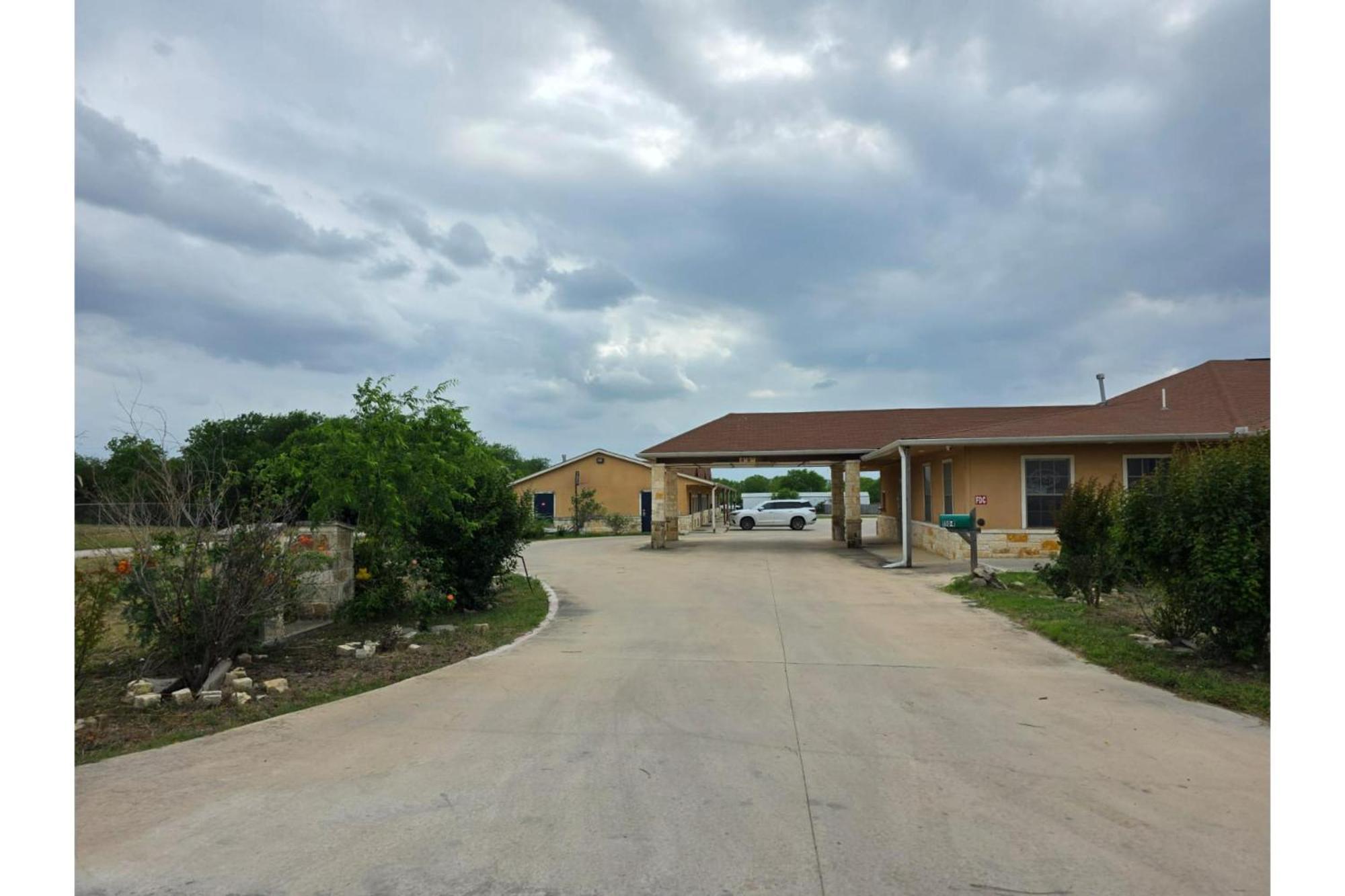 Atria Inn & Suites By Oyo, Jourdanton, Tx Dış mekan fotoğraf