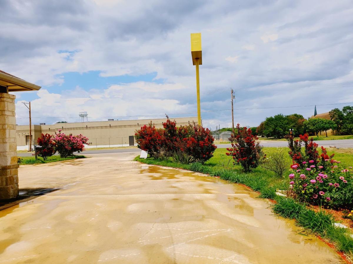 Atria Inn & Suites By Oyo, Jourdanton, Tx Dış mekan fotoğraf