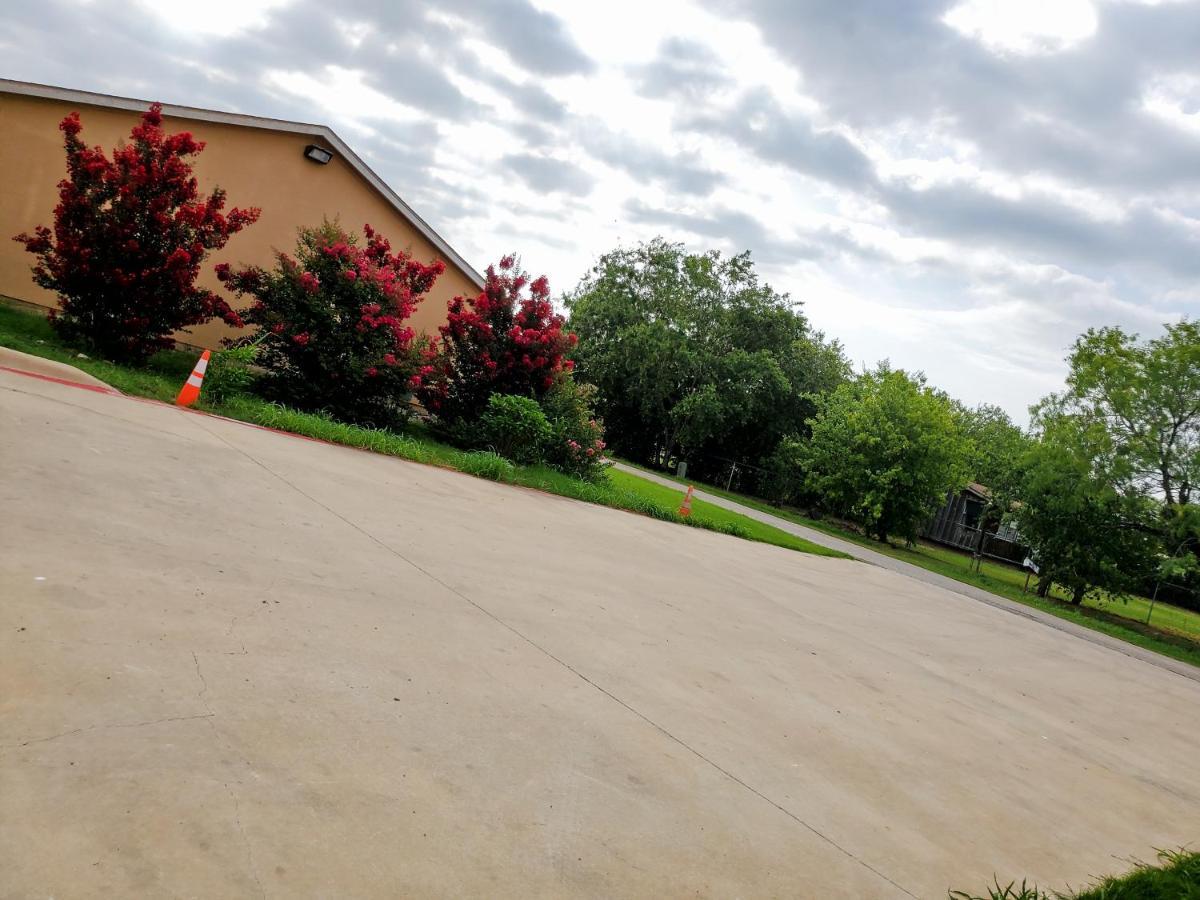 Atria Inn & Suites By Oyo, Jourdanton, Tx Dış mekan fotoğraf