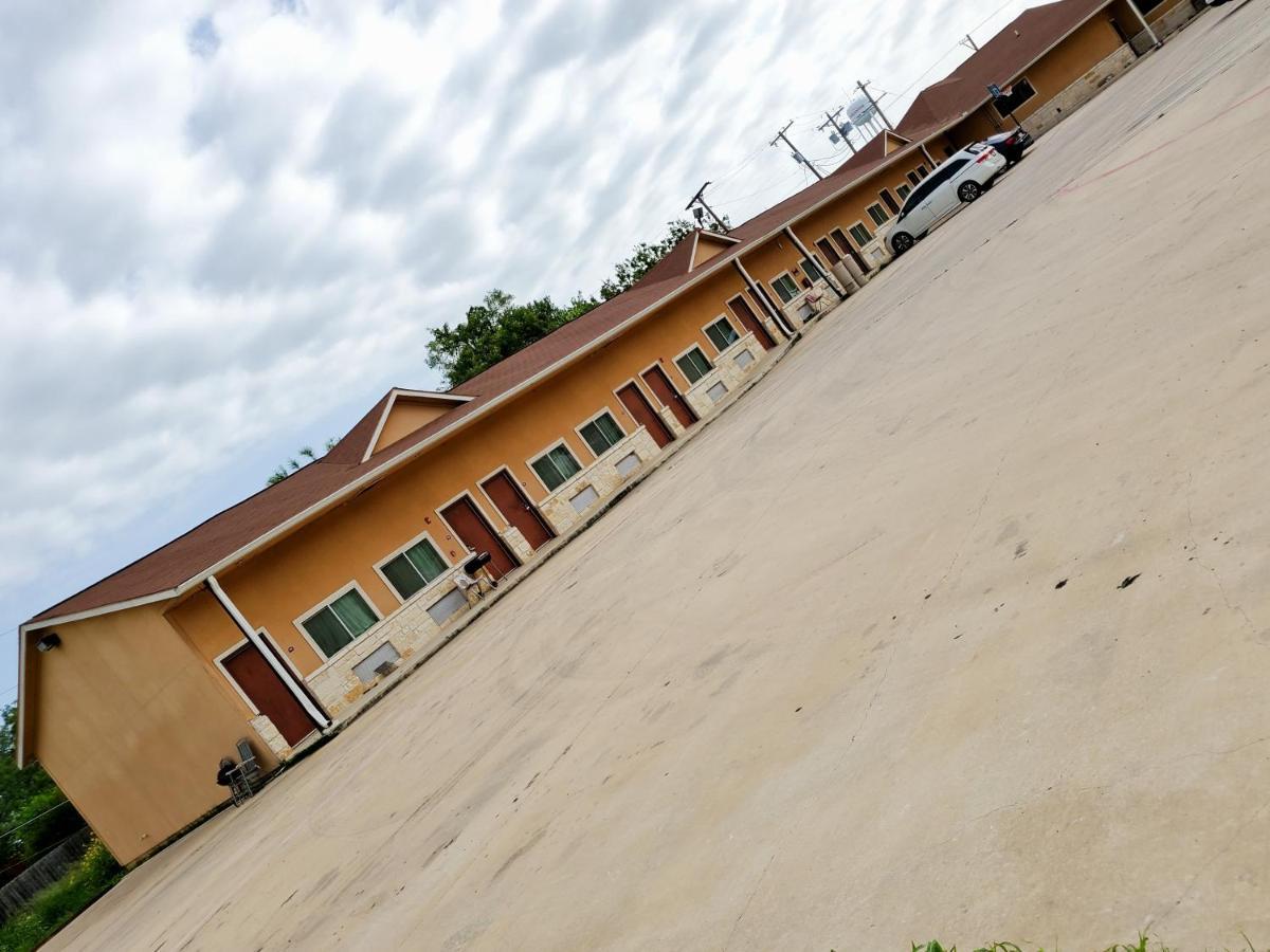 Atria Inn & Suites By Oyo, Jourdanton, Tx Dış mekan fotoğraf